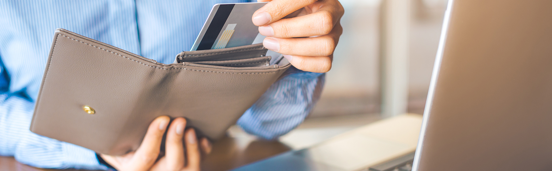Women's hand Using a credit card